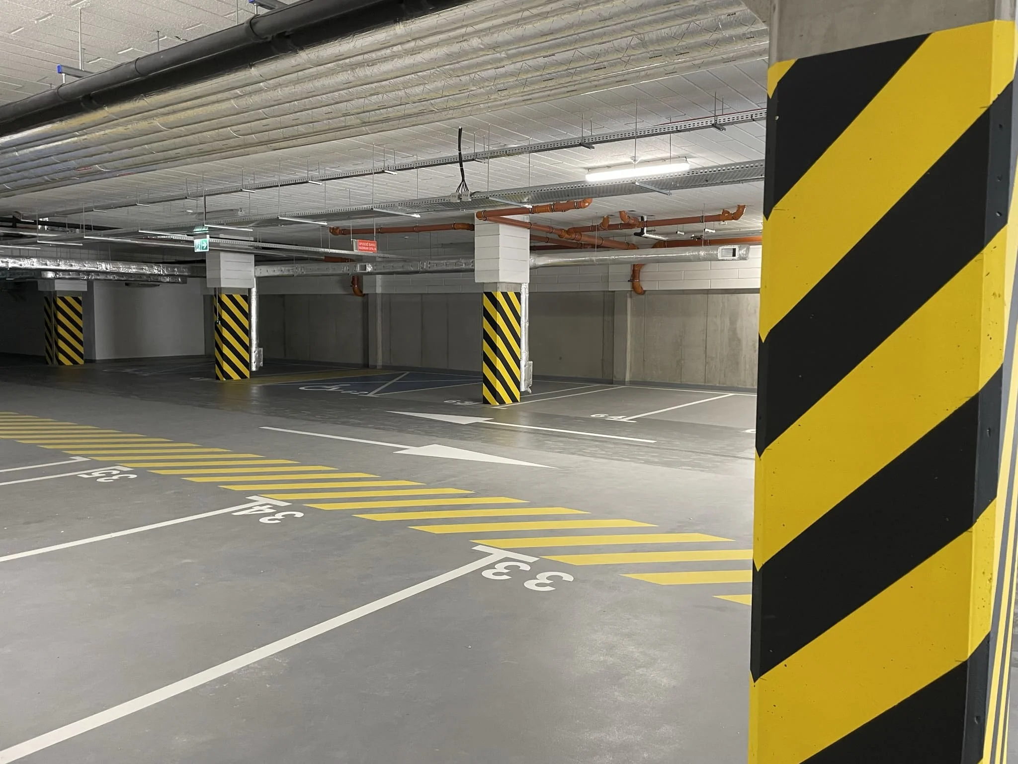 Parking floor (concrete, resin)