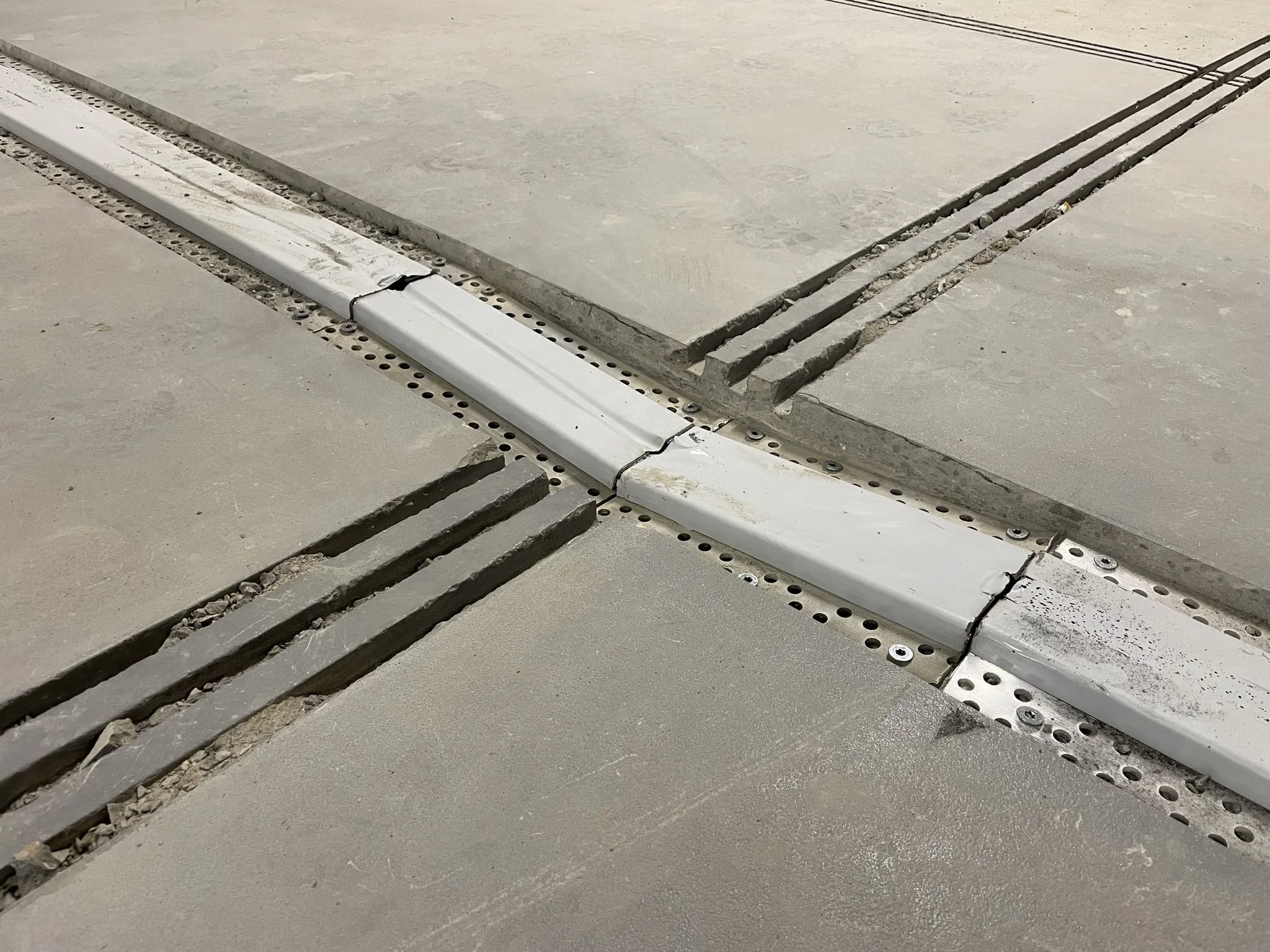 Expansion joint for industrial floors