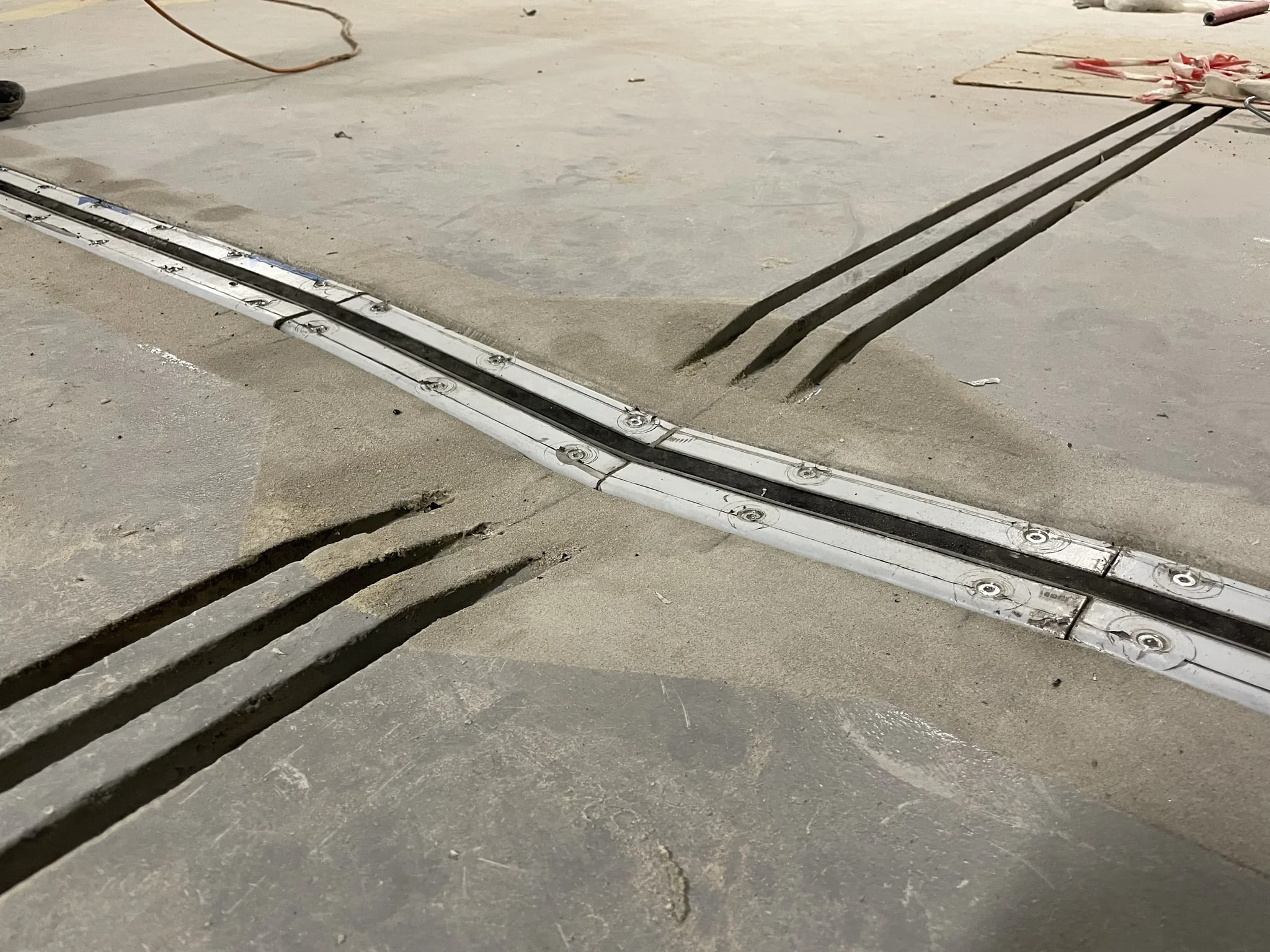 Expansion joint for industrial floors