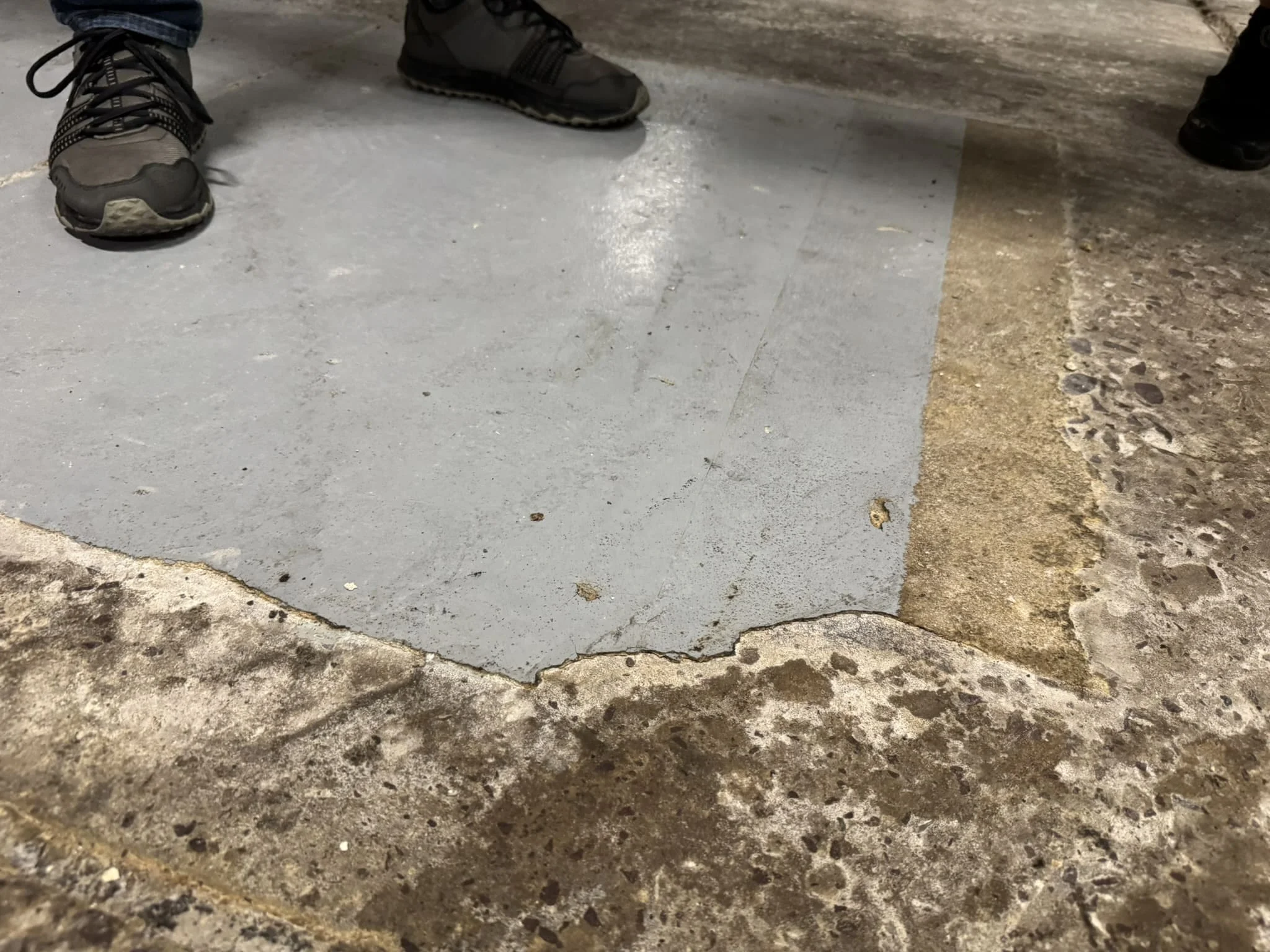 How to repair a floor with resin