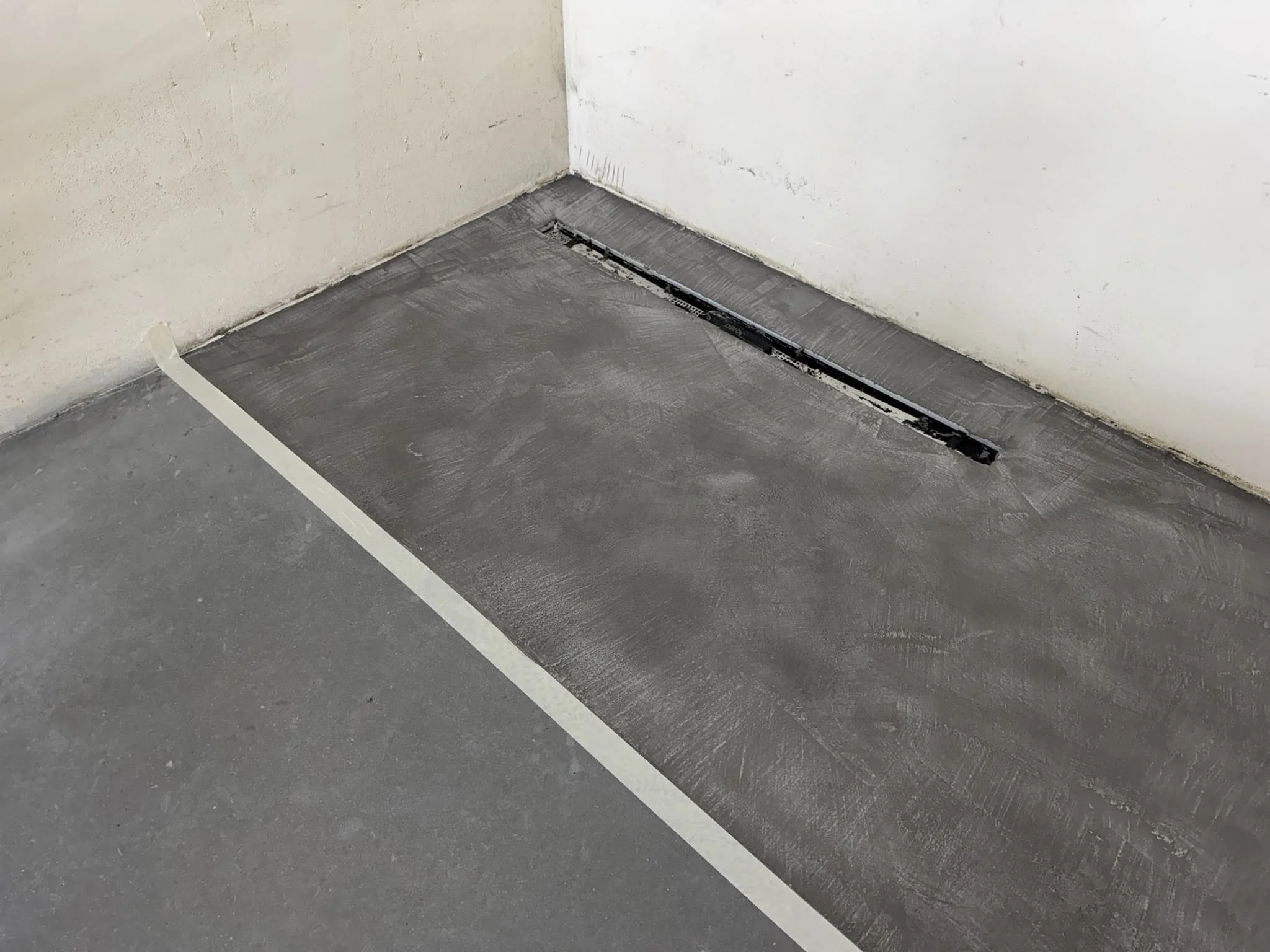 Réparation d'un sol en béton poli à l'aide de microciment