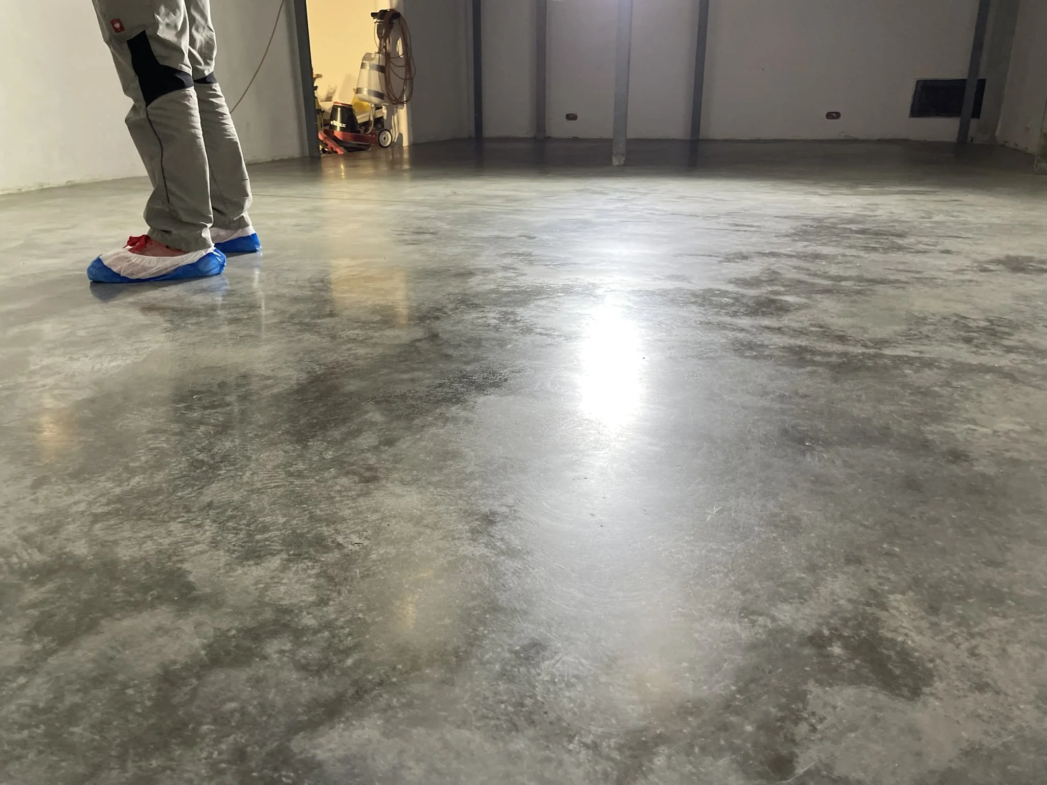 Concrete floor in the apartment