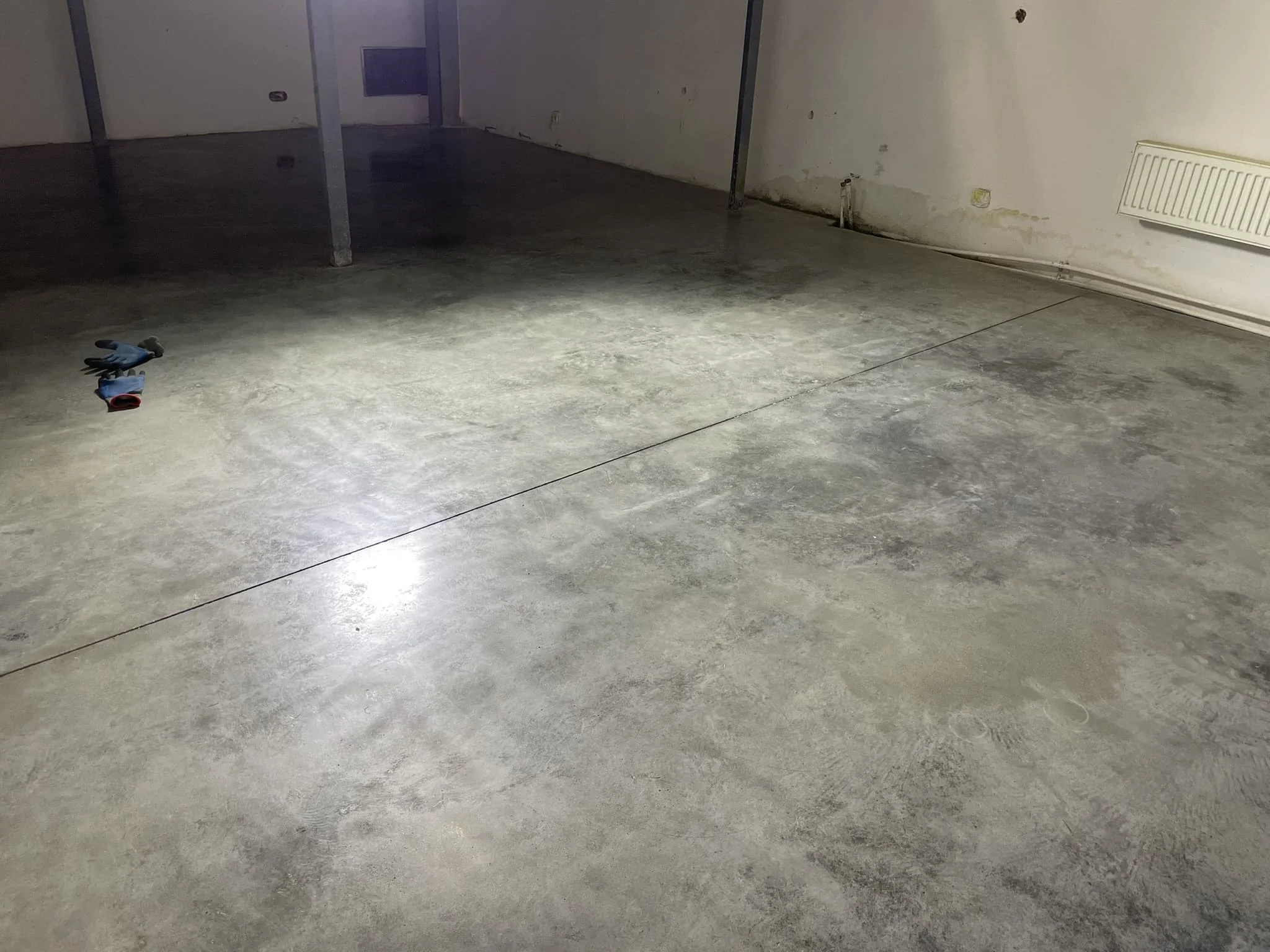 Concrete floor in the apartment